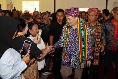 Hajiji beramah mesra dengan masyarakat setempat ketika hadir merasmikan Festival Kebudayaan Rungus Sabah 2025 di Pusat Kebudayaan Rungus Sabah pada Ahad.