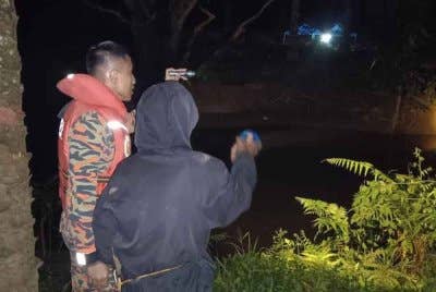Operasi SAR mangsa dilakukan sebaik pasukan bomba tiba di lokasi mangsa dilaporkan hilang disambar buaya di Sungai Tumanggong berhampiran ladang di Sukau.