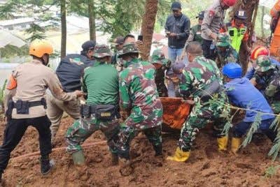 Tiga orang maut dalam kejadian tanah runtuh melanda Wilayah Jawa Barat, Indonesia pada petang Sabtu - Foto: detikcom