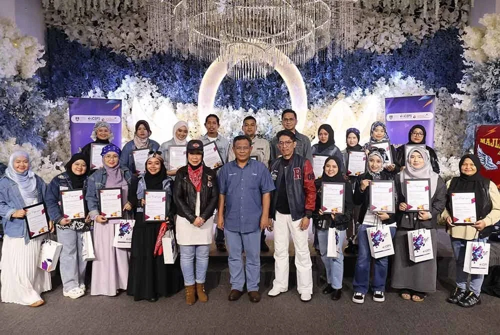 Penerima ANC bergambar bersama sijil dan cenderamata masing masing.