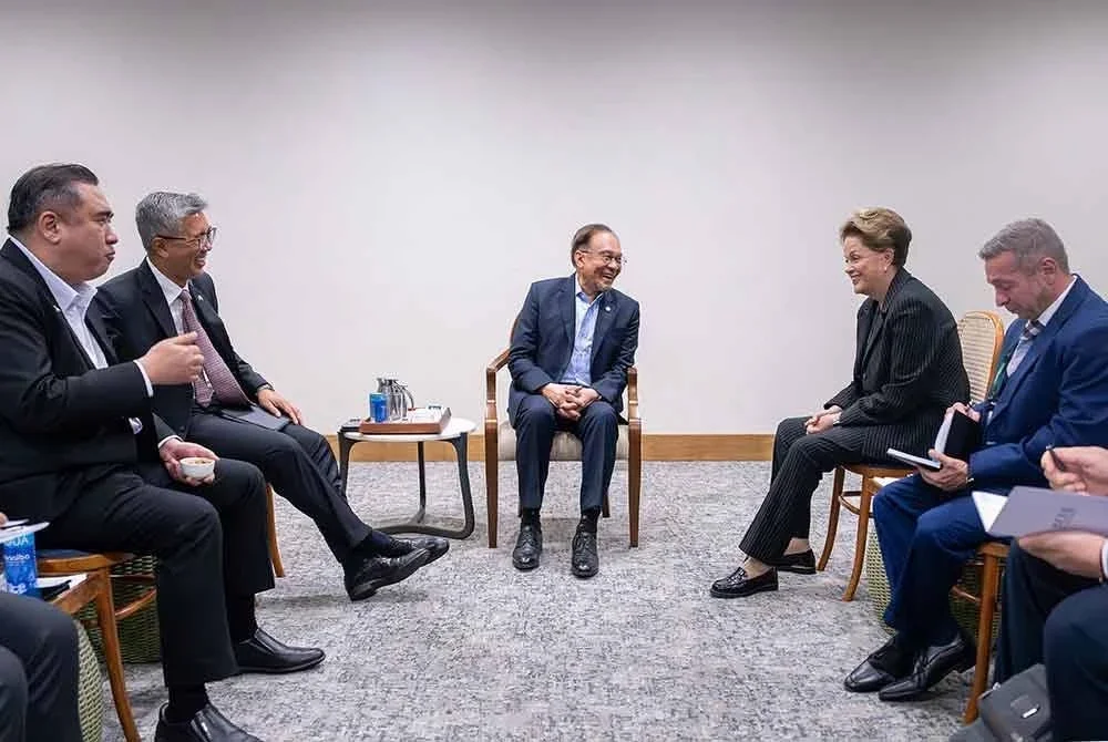 Anwar menerima kunjungan hormat Presiden Bank Pembangunan Baharu (New Development Bank, NDB) Dilma Rousseff (dua dari kanan) di sini hari ini. Foto Bernama