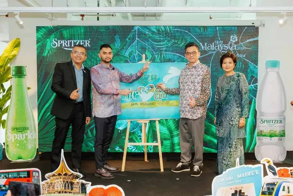 Akhbar (dua dari kiri) melancarkan kempen berskala nasional bertemakan 'Air Love Cuti-Cuti: Jom Healing’ menjelang Tahun Melawat Malaysia 2026.