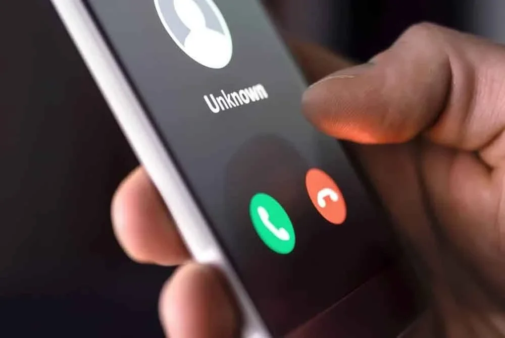 Seorang bekas pengurus bank berusia 80 tahun menjadi mangsa sindiket penipuan 'phone scam' yang melibatkan kerugian sebanyak RM680,781. - Foto hiasan