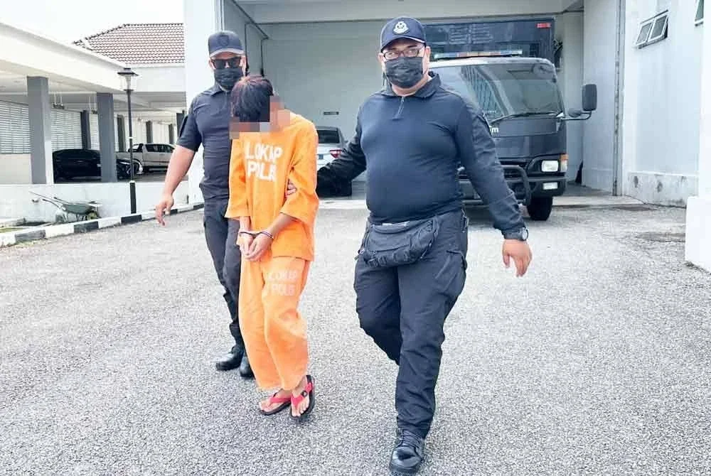 Tertuduh (tengah) meninggalkan Kompleks Mahkamah Kota Bharu selepas tidak mengaku salah. FOTO SINAR HARIAN - ADILA SHARINNI WAHID