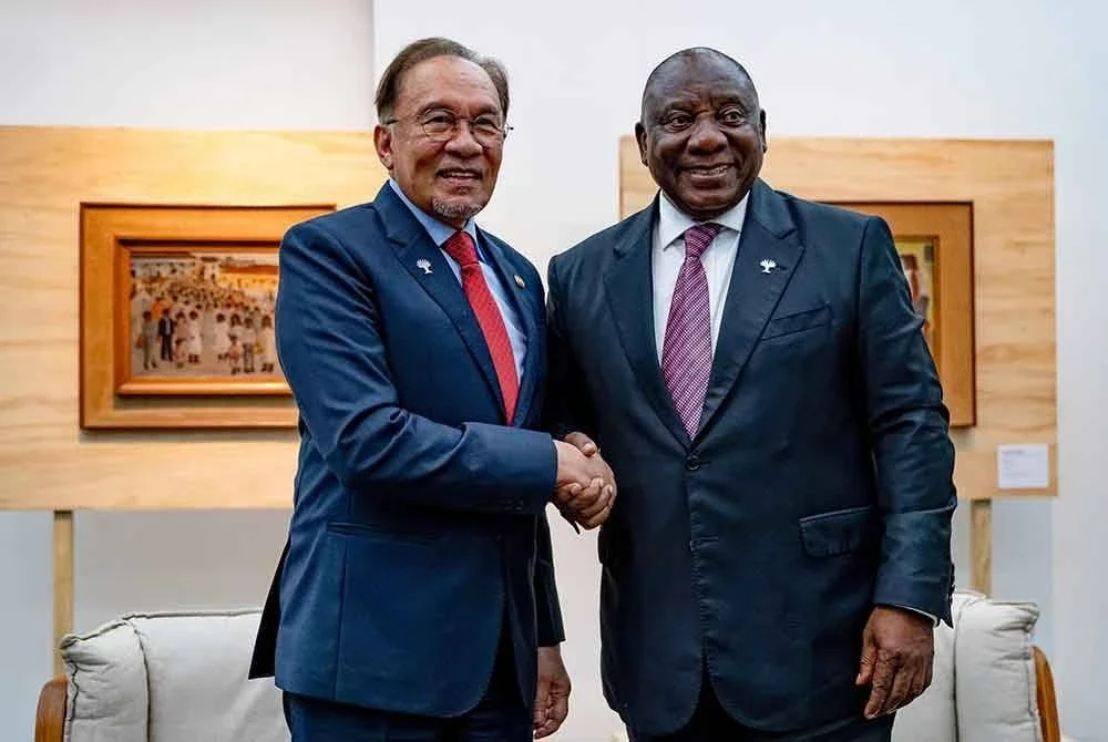 Anwar bertemu dengan Presiden Afrika Selatan, Cyril Ramaphosa pada Sidang Kemuncak Pemimpin BRICS di Rio de Janeiro baru-baru ini. Foto Bernama