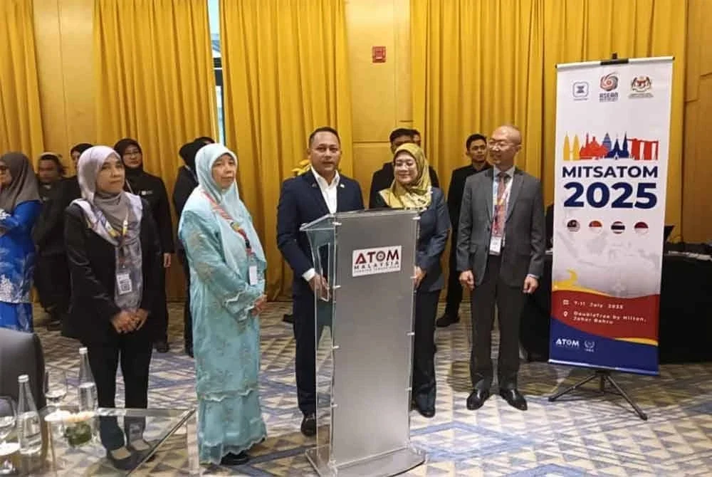 Noraishah (dua dari kanan), Aznan (tengah) dan Monalija (dua dari kiri) semasa menyempurnakan Majlis Perasmian Multilateral Nuclear Security Detection Exercise Malaysia–Indonesia–Thailand–Singapore 2025 (MITSATOM 2025) di Johor Bahru.