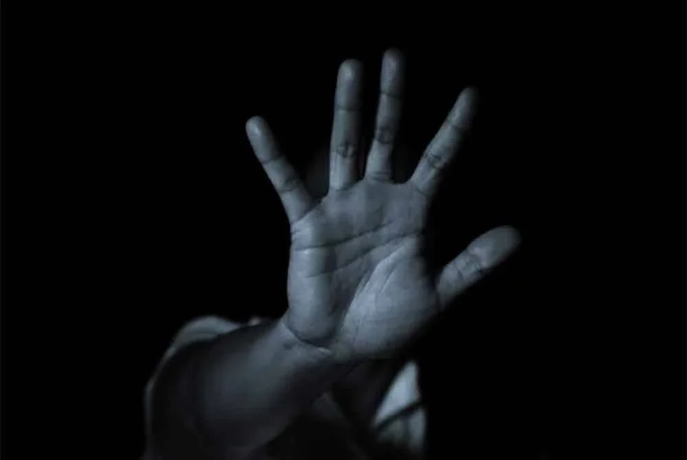 Kejadian terbaru berlaku pada 14 Jun lalu ketika mangsa sedang bersiap untuk menghadiri hari sukan di sekolah, sebelum suspek tiba-tiba menyerangnya menggunakan batang besi vakum. - Foto hiasan