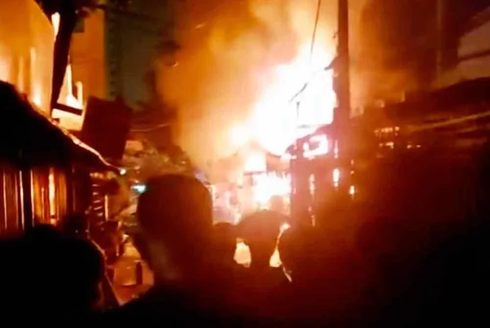 Lapan orang maut dalam kebakaran dahsyat yang berlaku lewat Ahad malam di sebuah bangunan kediaman di Ward Phu Tho Hoa, Ho Chi Minh City.