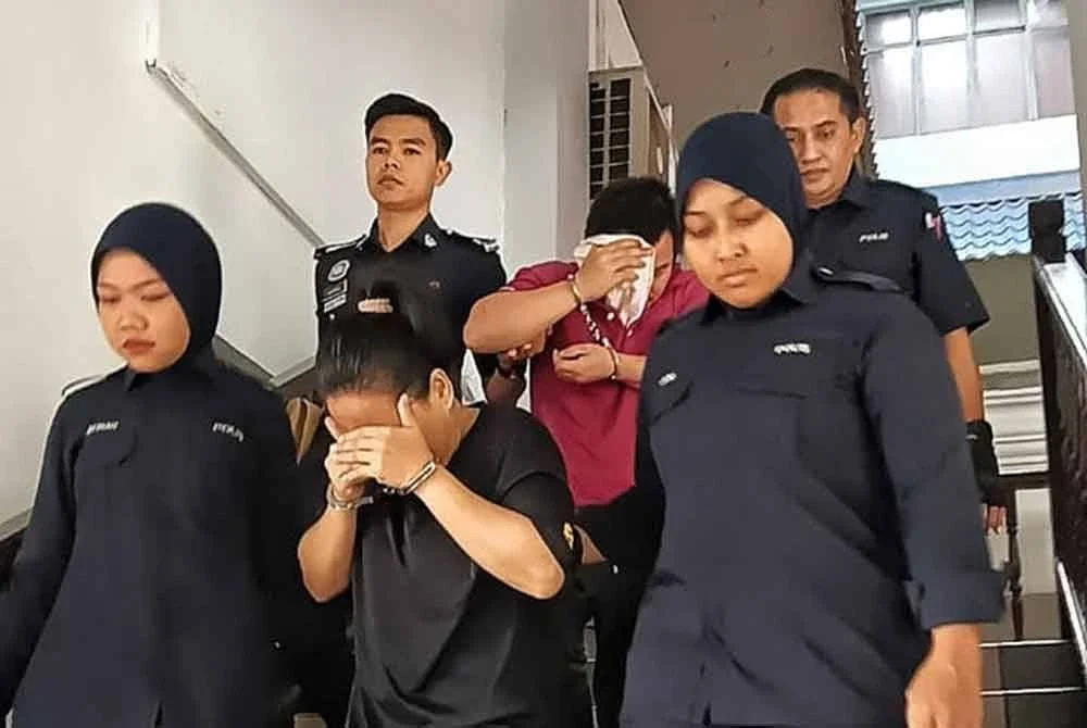 Tertuduh Manuel (tengah) dan isterinya Easta Masa (depan,tengah) didakwa aniaya anak OKU hingga mati di Mahkamah Sesyen di sini, pada Isnin.