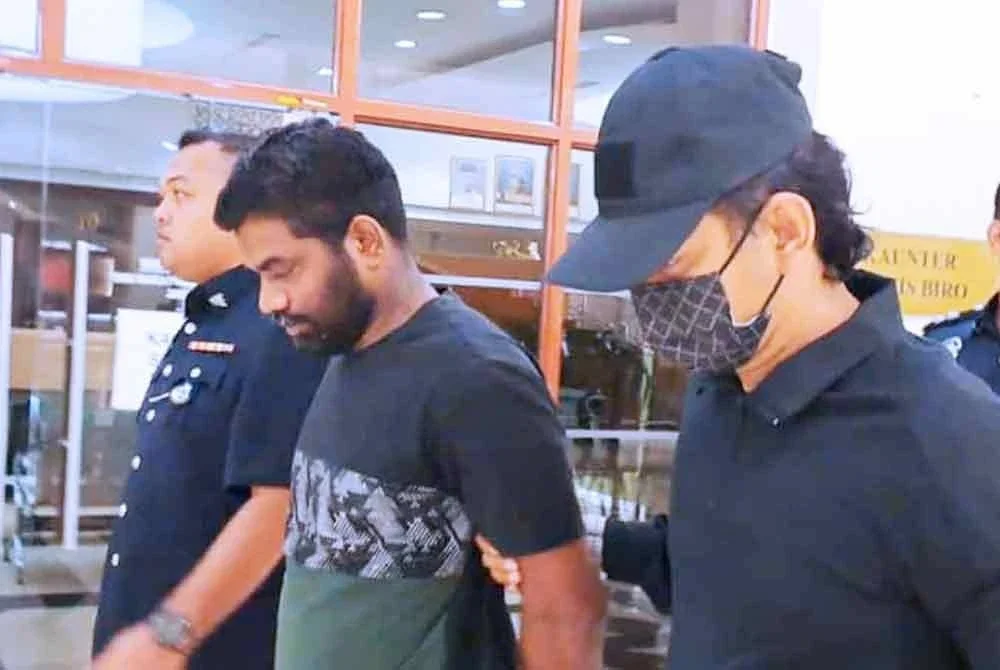 Nagentherah (depan, tengah) dibawa ke Mahkamah Majistret Kuala Lumpur pada Isnin, bagi menghadapi satu pertuduhan membunuh seorang rakannya dalam satu pergaduhan, di tepi jalan dua bulan lalu.