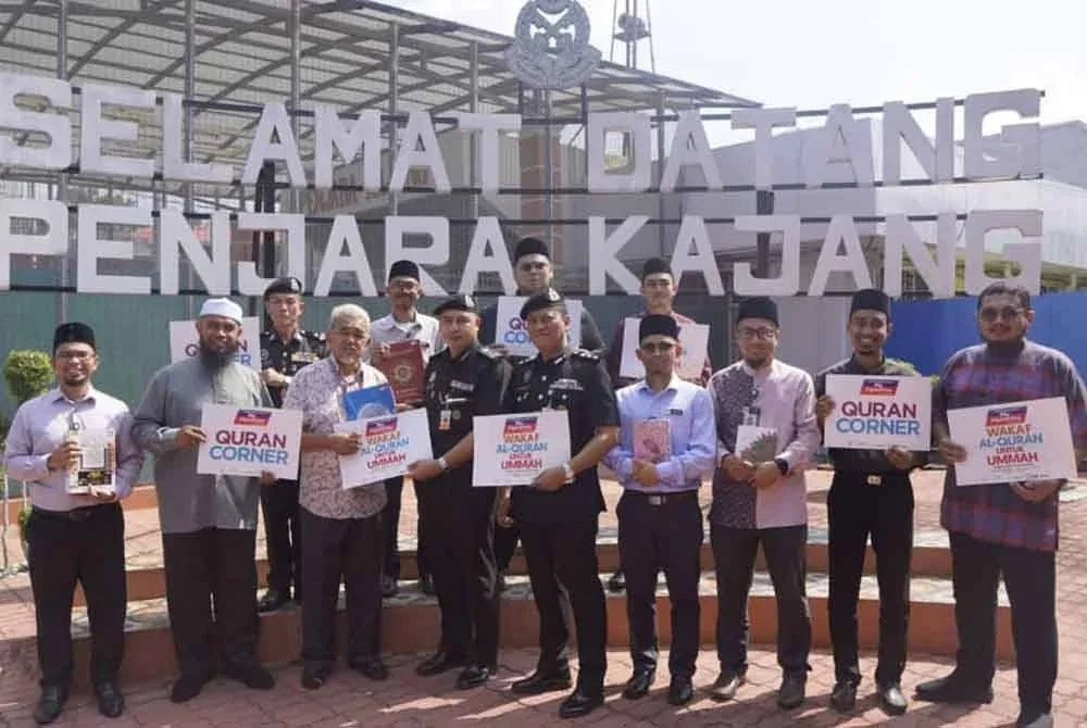 Hashim (depan, tiga dari kiri) menyampaikan sumbangan wakaf al-Quran dan bahan bacaan kepada pihak pengurusan Penjara Kajang.