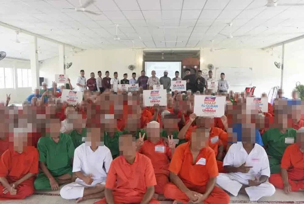 Penghuni tirai besi gembira menerima sumbangan al-Quran dan buku untuk bacaan harian.
