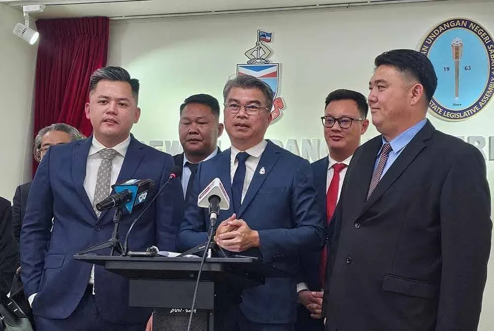 Calvin (tengah) ketika hadir dalam sidang DUN Sabah.