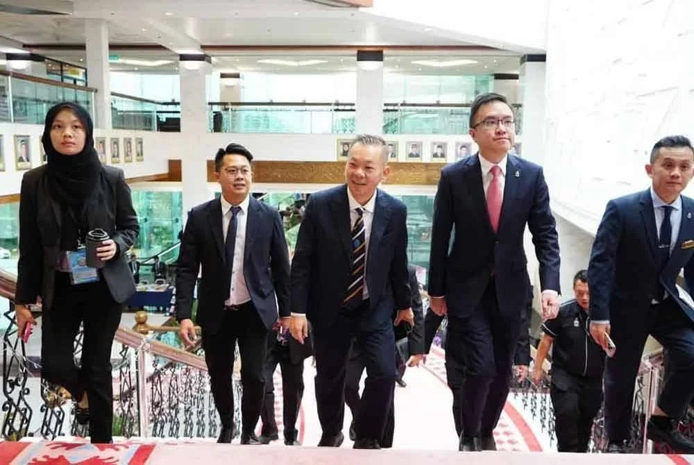 Jin Zhe (dua dari kanan) ketika menghadiri persidangan DUN Sabah.