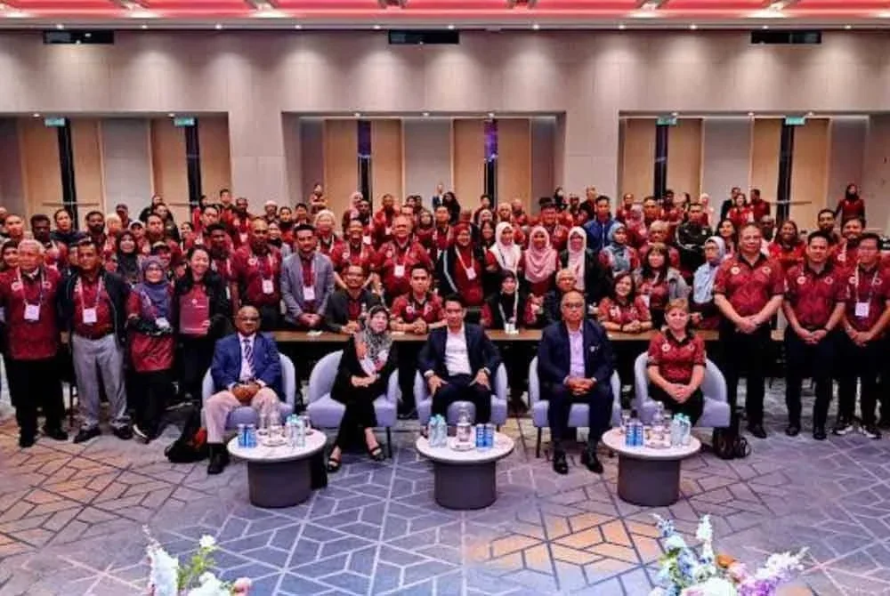 Adam Adli (duduk, tengah) bersama para peserta daripada PSK yang menyertai program latihan khas untuk pegawai-pegawai ‘focal point’ Kod Sukan Selamat di Kuala Lumpur pada Isnin. - Foto MSN