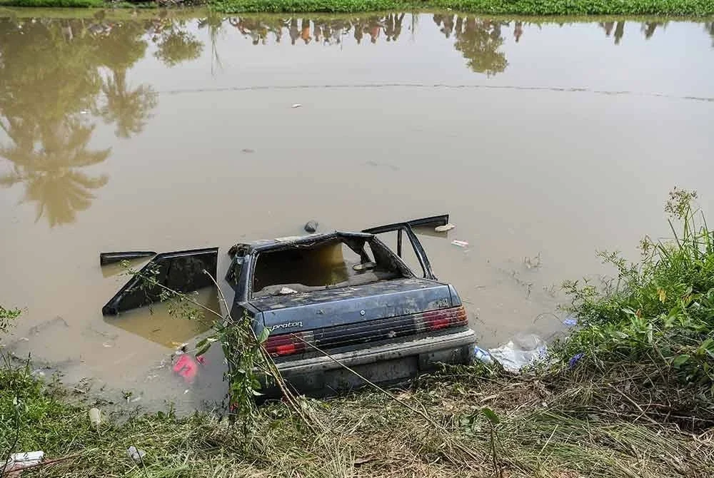 Mayat enam sekeluarga yang dipercayai hilang sejak Sabtu lepas, ditemukan di dalam sebuah kereta di dalam Sungai Korok, dekat Jitra pada Isnin. Foto Bernama
