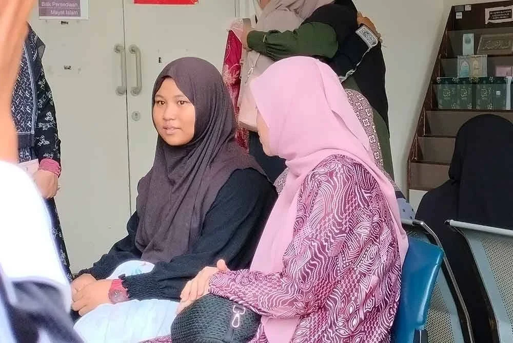 Putri Qisya Nur Izzat (dua dari kiri) ketika ditemui di Jabatan Forensik Hospital Sultanah Bahiyah di sini pada Isnin.