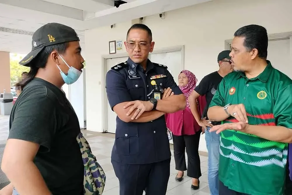 Mohd Radzi (tengah) semasa ditemui di Hospital Sultanah Bahiyah, Alor Setar. Turut hadir Exco Kedah, Muhammad Radhi Mat Din (kanan)