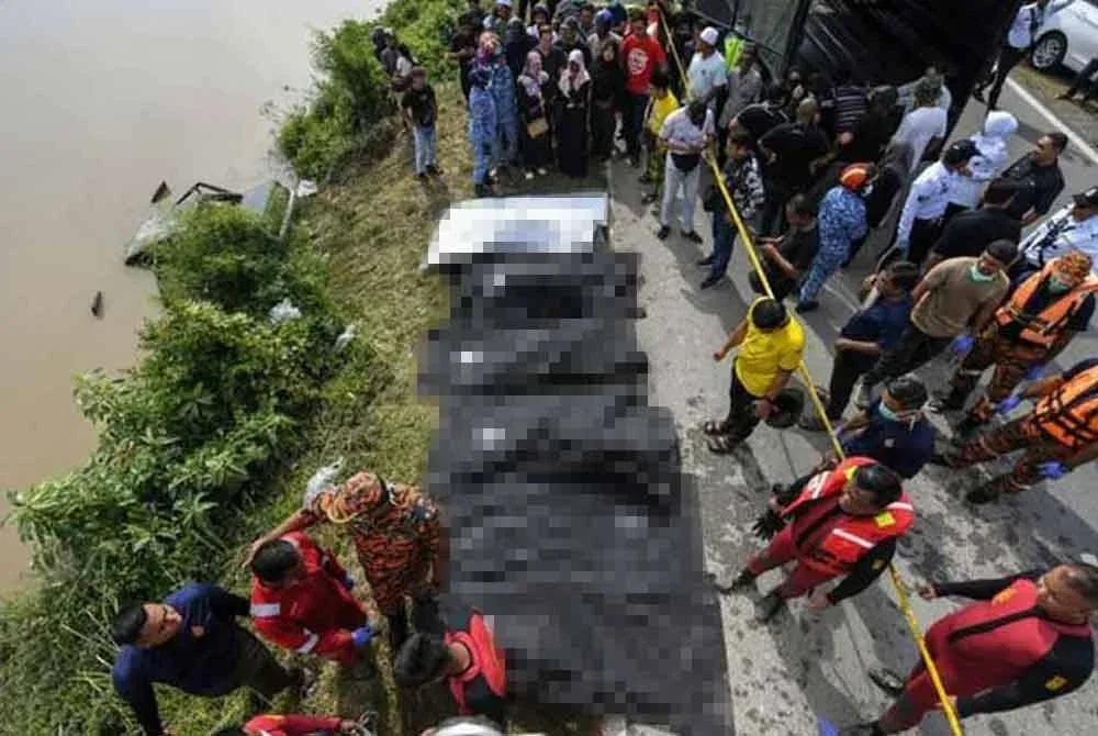 Misteri kehilangan enam beranak sejak Sabtu lepas akhirnya terjawab apabila waris mengesahkan mayat yang ditemukan di dalam kereta yang berada di dalam Sungai Korok di Kampung Kemboja. Foto Bernama