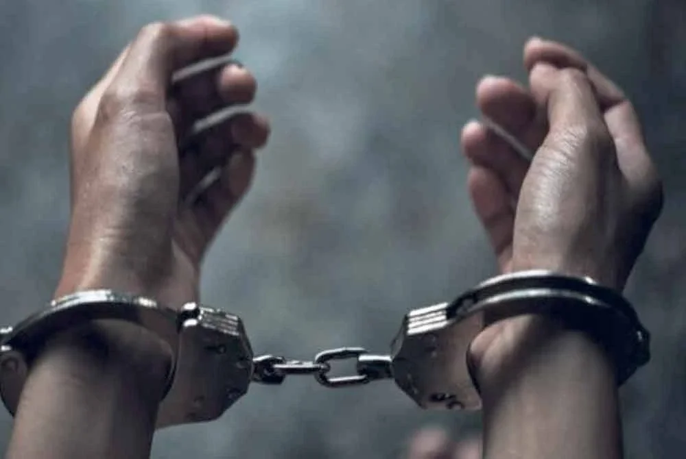 Seorang anggota Jabatan Penjara berpangkat koperal direman selama dua hari bermula Isnin oleh Mahkamah Jasin selepas disyaki mencabul kehormatan rakan sekerjanya yang telah berkahwin. Foto hiasan