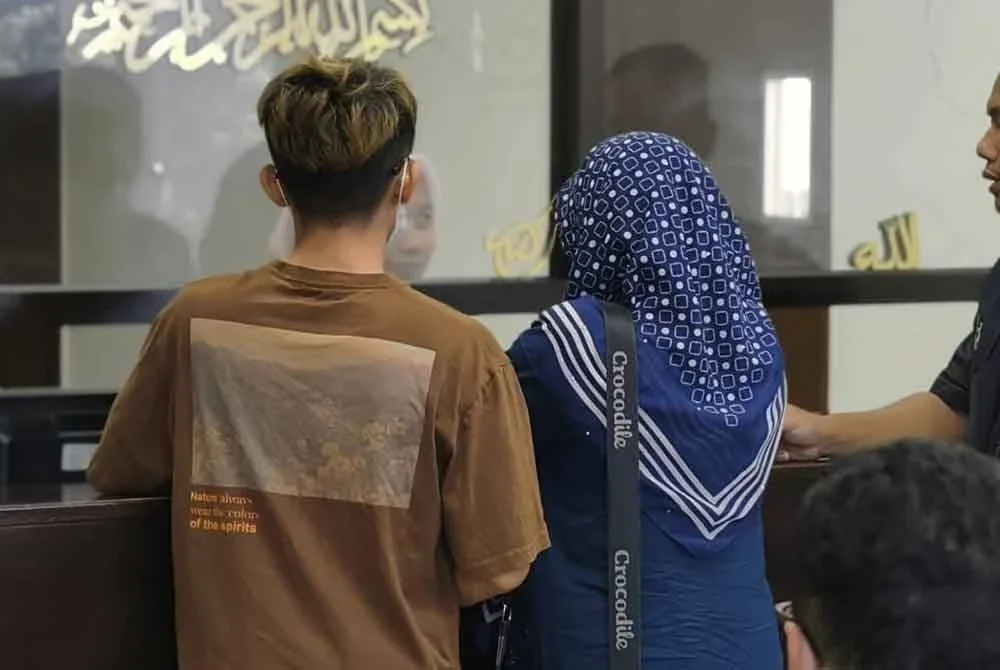 Muhammad Hakim (kiri) atau lebih dikenali sebagai Melinda B di aplikasi TikTok membayar denda selepas mengaku di Mahkamah Syariah Melaka, di Melaka.