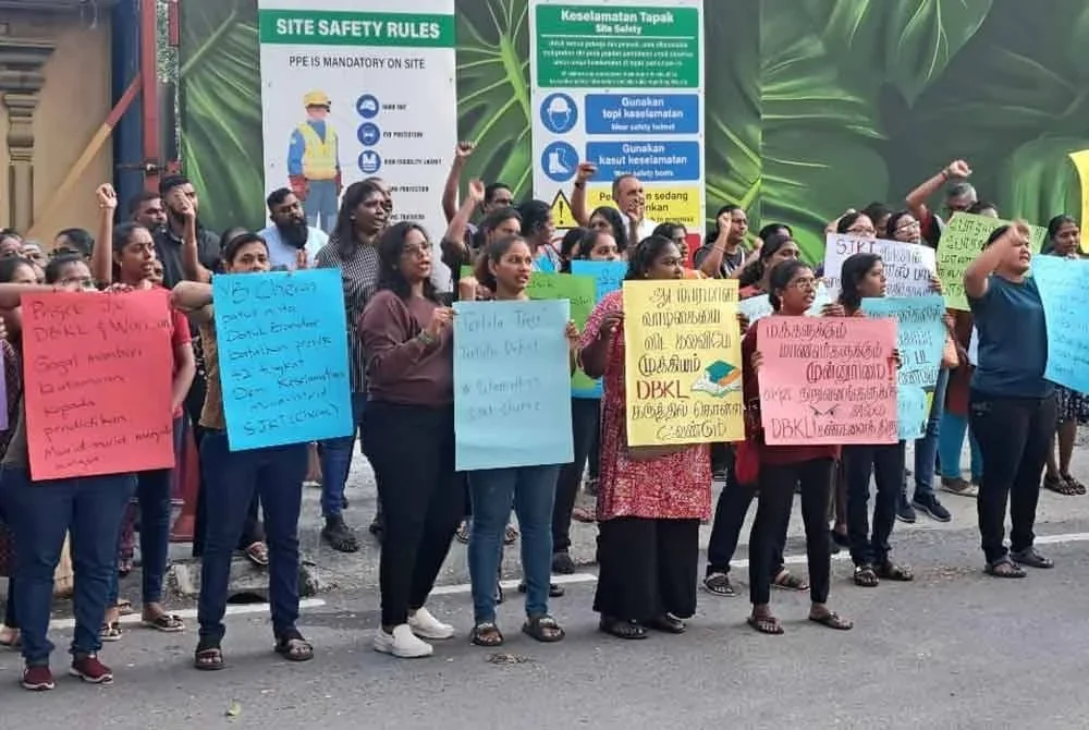 Pembinaan projek pencakar langit 42 tingkat berhampiran SJKT Cheras didakwa mengancam keselamatan dan kesihatan pelajar.