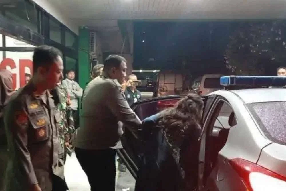 Wanita berkenaan kini ditahan polis.-Agensi