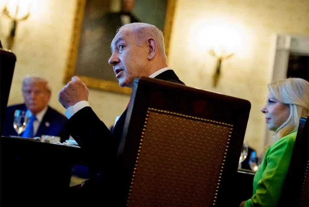 Netanyahu (tengah) berucap semasa majlis makan malam di Blue Room, Rumah Putih, Washington, pada 7 Julai 2025. - Foto AFP