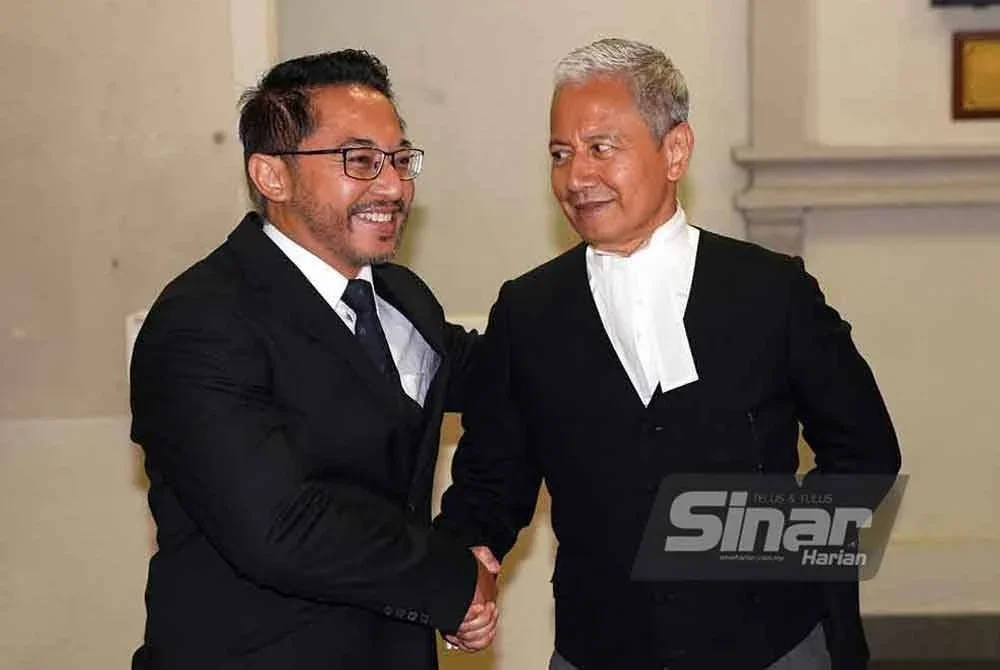 Isham bersama peguam yang mewakilinya, Azhar Azizan Harun selepas terlepas daripada perintah komital berhubung kenyataannya yang menghina mahkamah dalam satu temu bual dua tahun lalu, di Kompleks Mahkamah Kuala Lumpur pada Selasa.Foto SINAR HARIAN/ROSLI TALIB