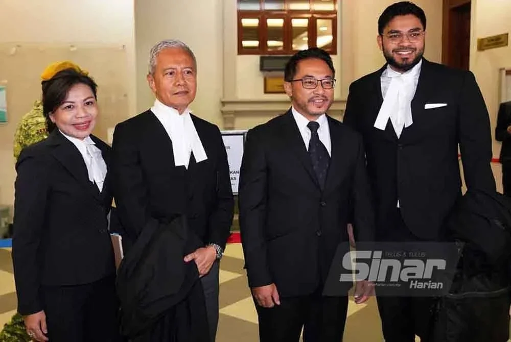 Isham bersama barisan peguam yang mewakilinya. Foto SINAR HARIAN/ROSLI TALIB