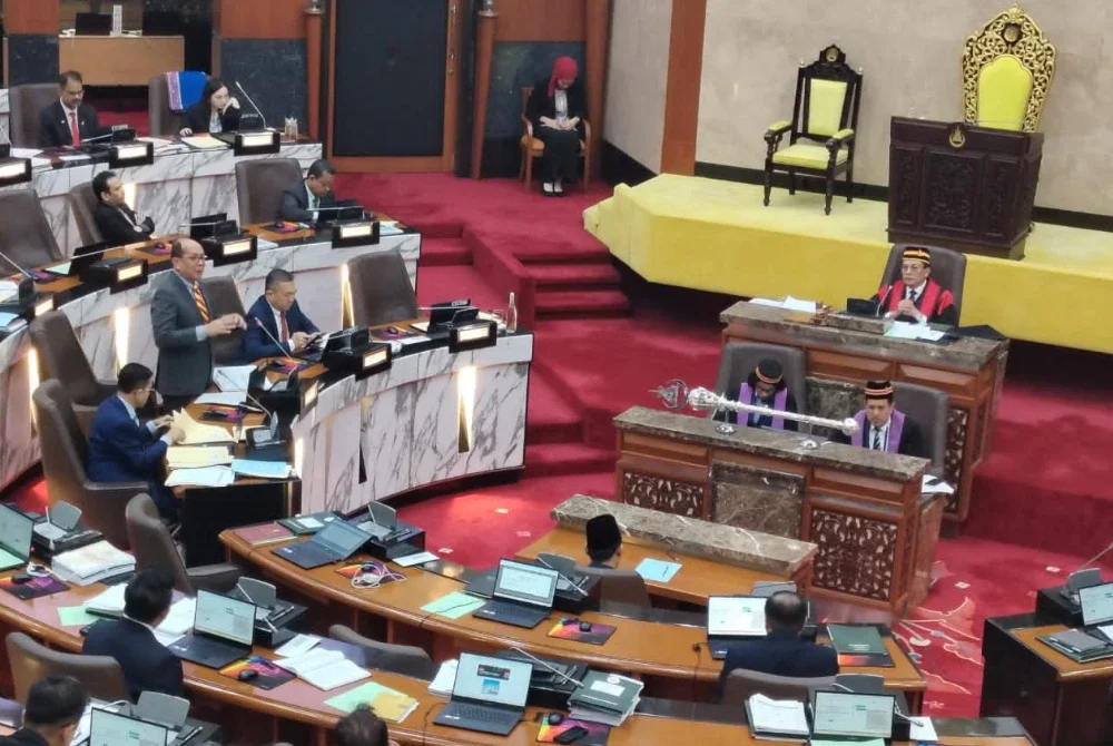 Izham (kiri) ketika menjawab pertanyaan pada persidangan DUN Selangor Ke-15 di Wisma Dewan Negeri Selangor di sini pada Selasa.