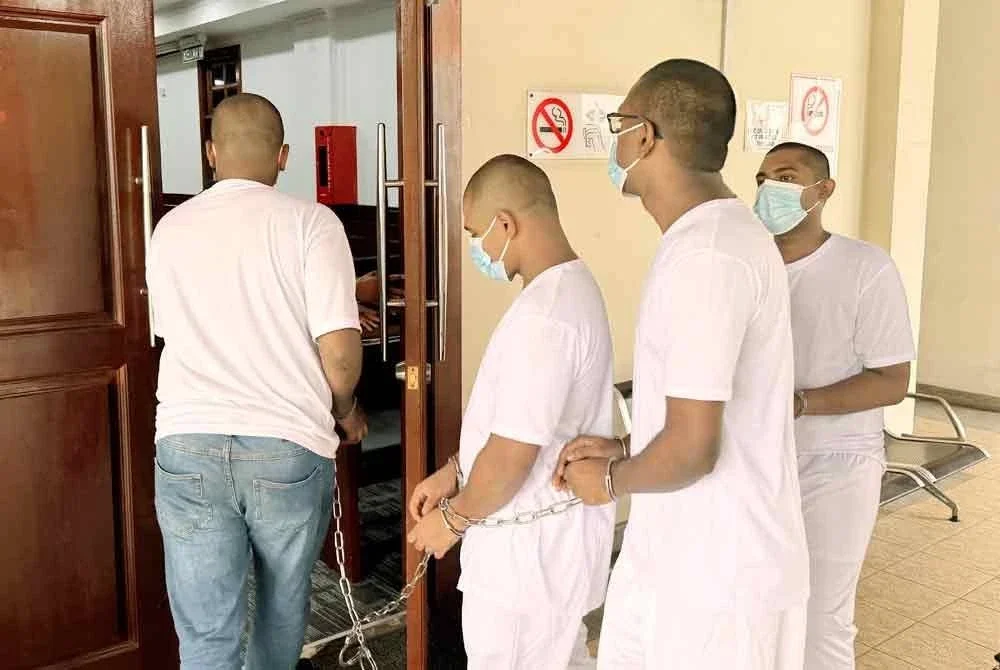 Mahkamah Tinggi Pulau Pinang menetapkan 17 hingga 25 November ini kepada empat individu sebagai tarikh untuk membela diri selepas didakwa membunuh seorang remaja, T Nhaveen tujuh tahun lalu.