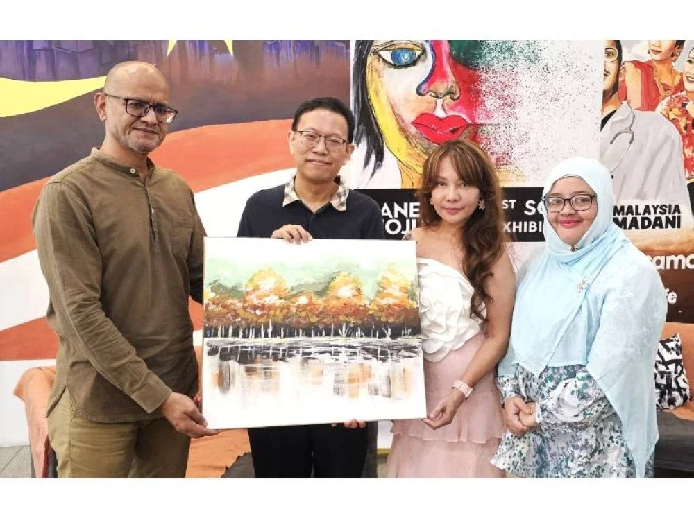 Jane (dua dari kanan) bersama Dr. Leow dan Rita Hatta yang merupakan penganjur pameran ini.