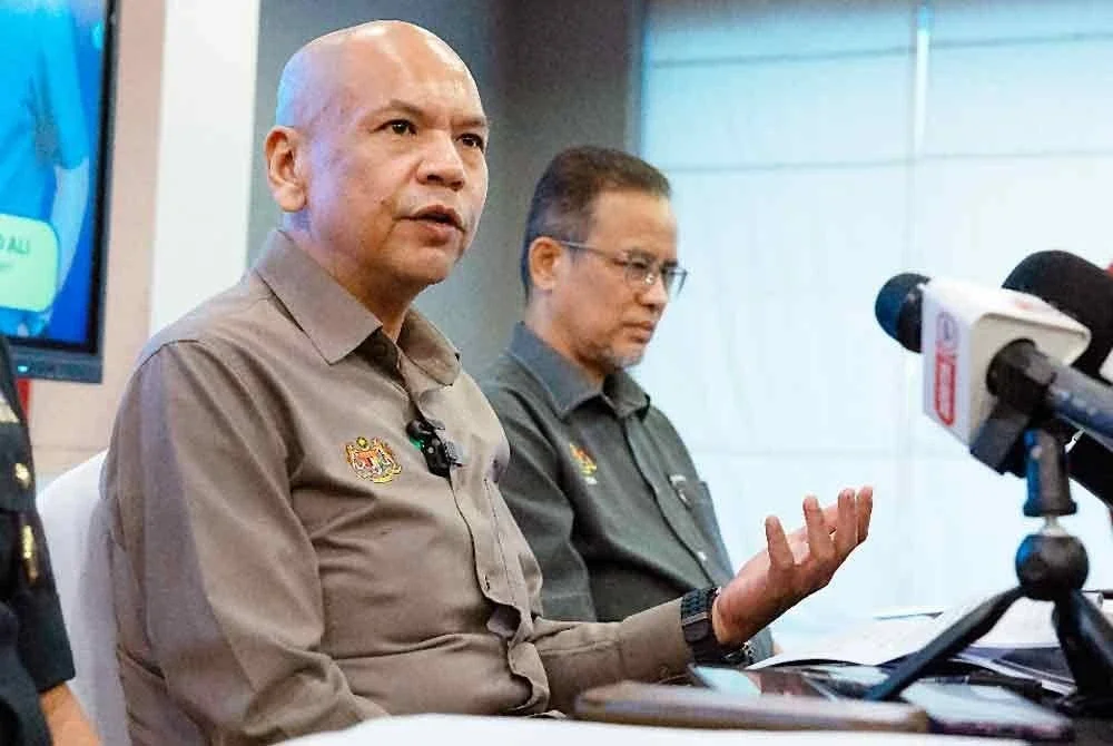 Menteri Perdagangan Dalam Negeri dan Kos Sara Hidup, Datuk Armizan Mohd Ali ketika bercakap pada sidang media selepas sesi libat urus Peraturan-peraturan Kawalan Bekalan (PPKB) bersama para peniaga di bawah persatuan peniaga makanan negeri Kelantan di sini pada Selasa. Foto Bernama