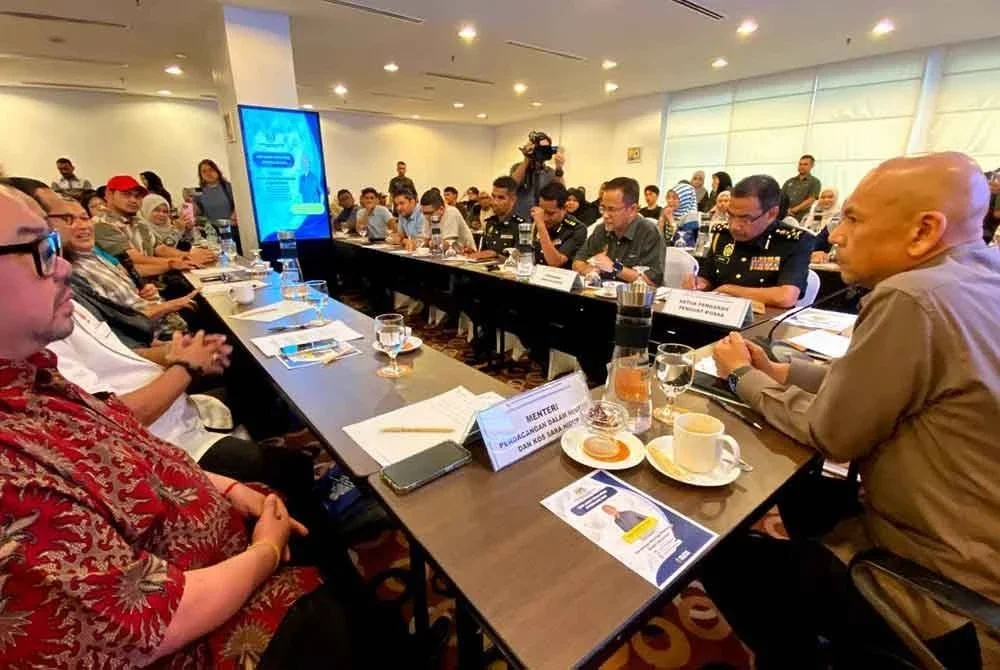 Armizan (kanan) pada Sesi Libat Urus PPKB (Pindaan) 2021 bersama Persatuan Peniaga Makanan Negeri Kelantan di Kota Bharu pada Selasa.