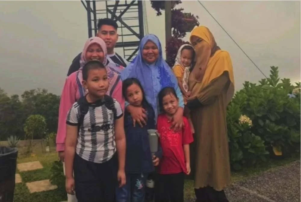 Gambar kenangan Nur Adliah Syuhada (kanan) bersama keluarga arwah abangnya.
