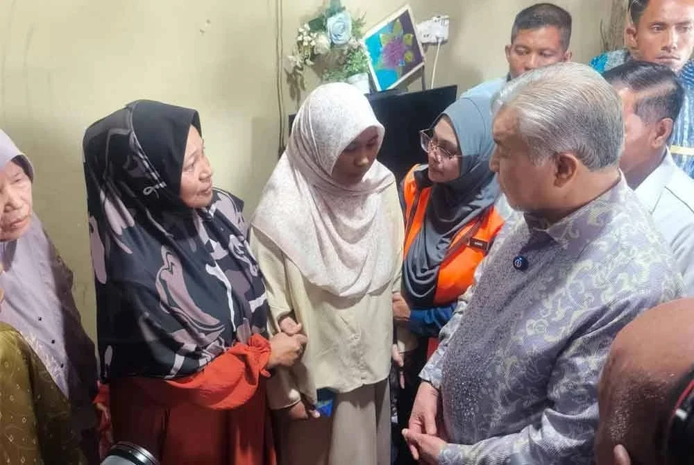 Ahmad Zahid mengunjungi Putri Qisya Nur Izzat di Kampung Bohor Karang di Jerlun pada Selasa.