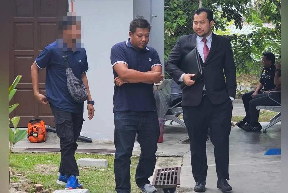 ccMohd Jizol (tengah) bersama peguamnya, Muhammad Zaem (kanan) ketika didakwa di Mahkamah Majistret Gerik pada Selasa atas pertuduhan memindahkan 13 ekor lembu tanpa kebenaran, Februari lalu.