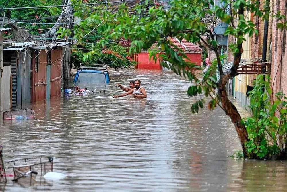 Sekurang-kurangnya 18 orang hilang dalam kejadian banjir yang berlaku di kawasan sempadan Rasuwagadhi. Foto AFP/hiasan
