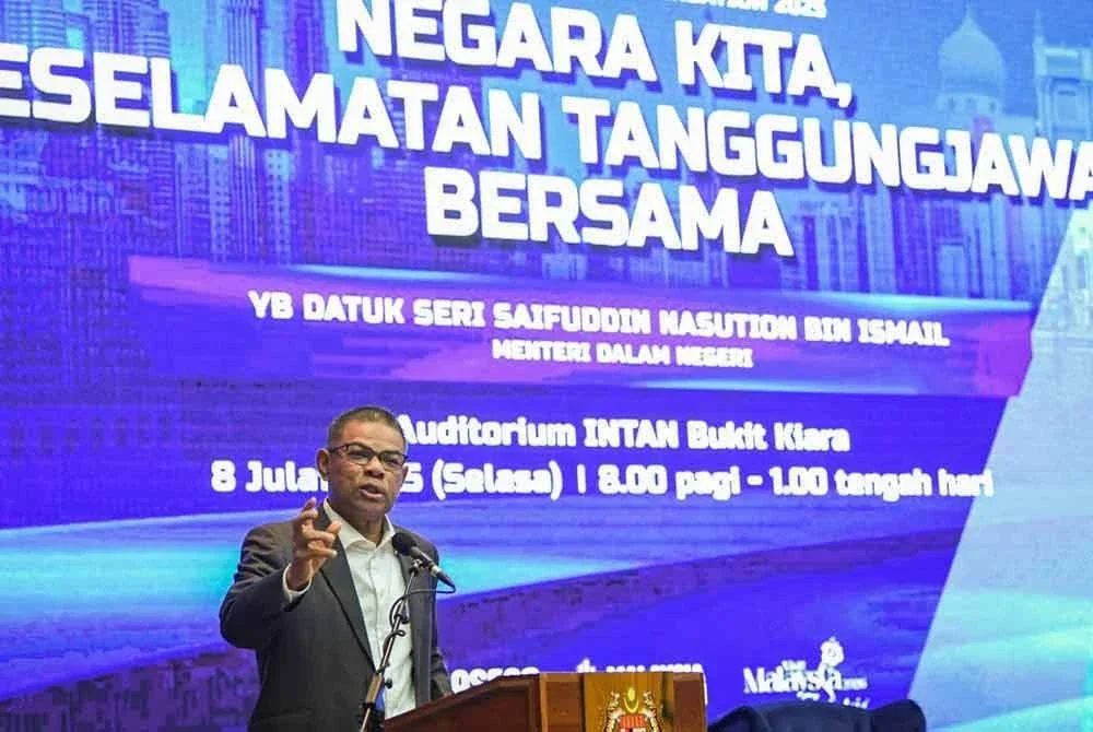 Saifuddin ketika sesi bicara sempena program Intan Minister's Conversation (IMC) 2025 di Institut Tadbiran Awam Negara (Intan) pada Selasa. Foto Bernama