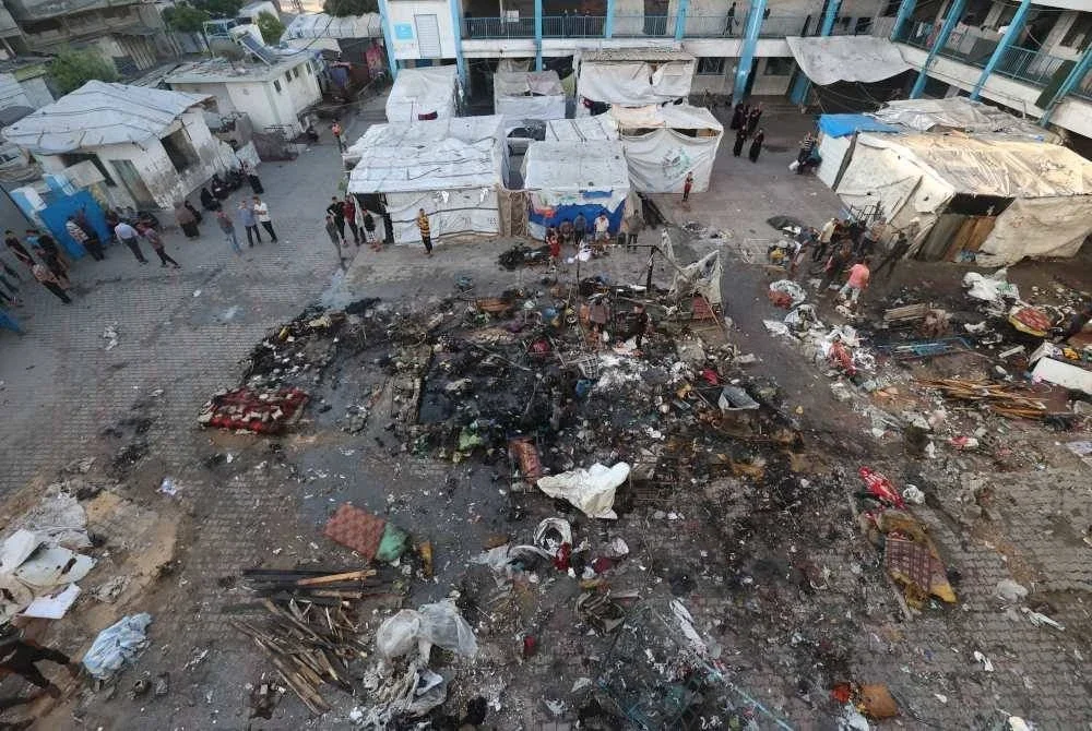 Sekolah yang menjadi tempat berlindung penduduk Palestin di kem al-Bureij di tengah Gaza musnah dibedil Zionis.