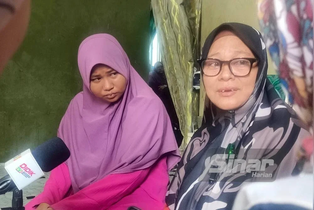 Roswati (Kanan) dan Putri Qisya semasa ditemui pada Selasa.