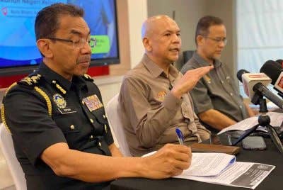 Armizan (tengah) semasa sidang akhbar selepas hadir merasmikan Sesi Libat Urus PPKB (Pindaan) 2021 bersama Persatuan Peniaga Makanan Negeri Kelantan di Kota Bharu pada Selasa.