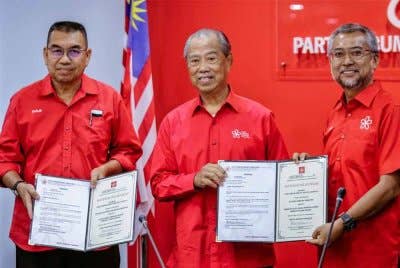 Jasri (kanan) bersama Muhyiddin. 