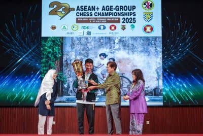 Tun Ramli (dua dari kanan) menyampaikan Piala Perdana Menteri "Best Overall Performance By A Malaysian" kepada pemain ranking ke-22 negara, Shen Ree Herng (dua dari kiri) pada Majlis Makan Malam dan Penyampaian Hadiah Kejohanan Catur Kumpulan Umur ASEAN ke-23 malam ini. Foto Bernama