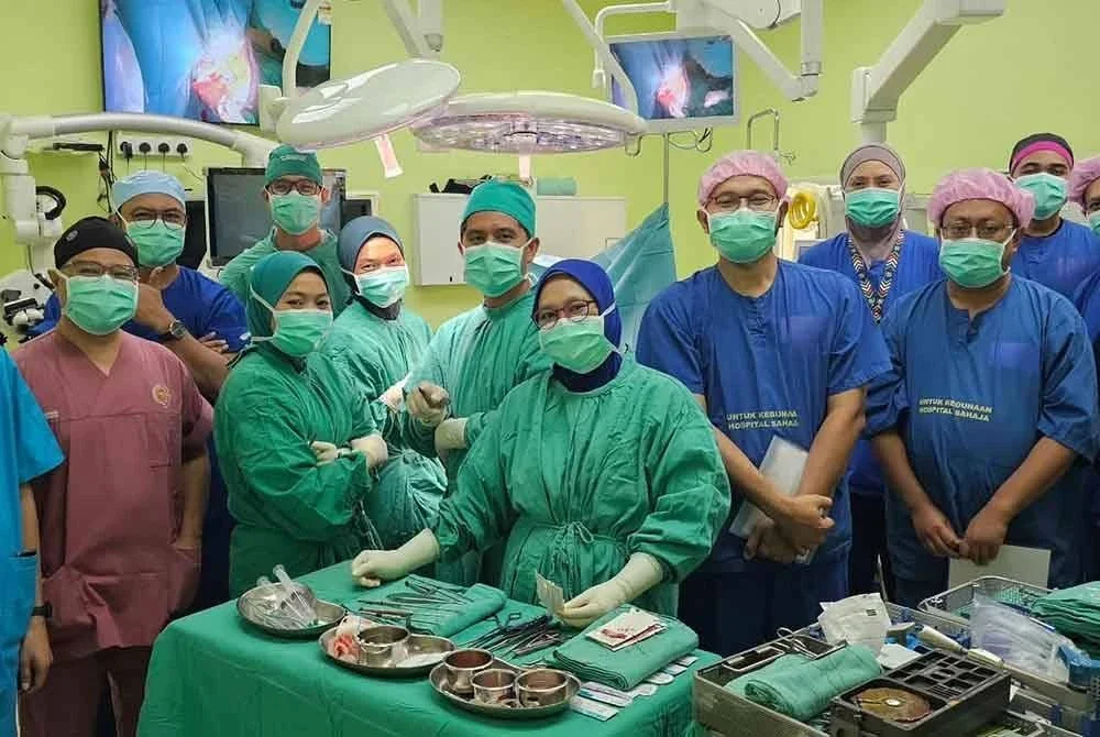 Pasukan pembedahan merakam gambar kenangan selepas selesai menjalani pembedahan tumor otak secara sedar pertama di Terengganu.
FOTO: Neurosurgery HSNZ Official