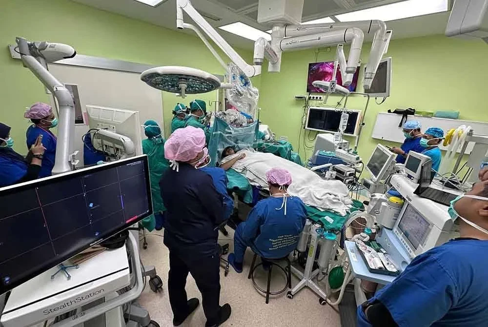 Pembedahan dilaksanakan ke atas pesakit berusia 33 tahun itu pada 29 Jun lalu.
FOTO: Neurosurgery HSNZ Official