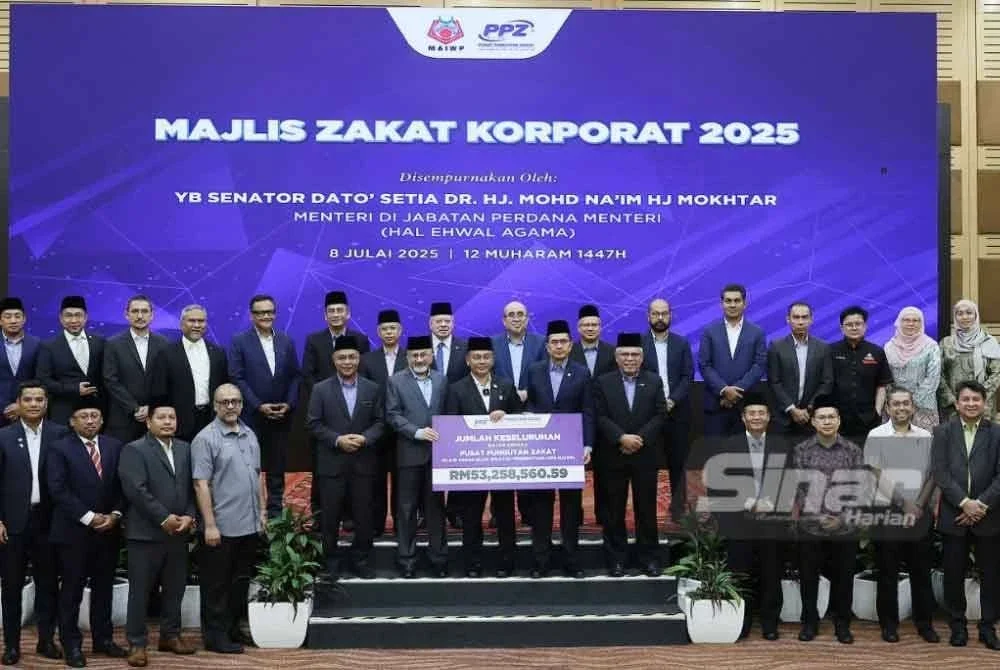 Mohd Na'im Mokhtar (berisan tengah, tengah) bersama Pengerusi MAIWP, Syed Kamarulzaman Syed Kabeer (barisan tengah, dua dari kiri) Pengerusi PPZ-MAIWP, Datuk Seri Amrin Awaluddin (barisan tengah, dua dari kanan) bergambar bersama wakil 23 buah syarikat korporat yang menunaikan zakat perniagaan pada Selasa. Foto ROSLI TALIB