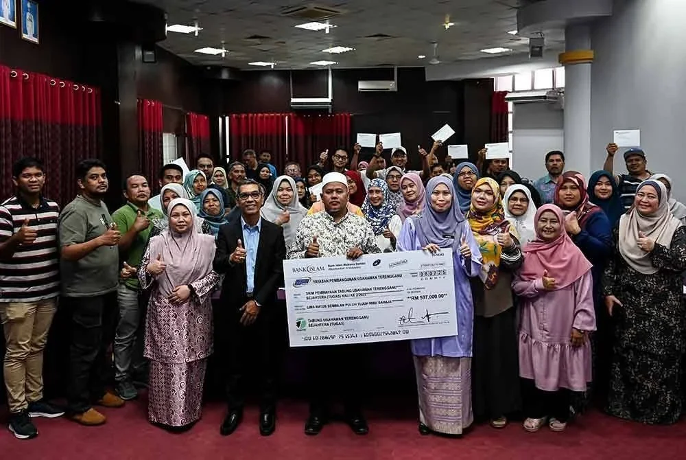 Ariffin (tengah) bergambar bersama peserta pada Majlis Penutup Program Kesedaran Halal Negeri Terengganu 2025 dan Penyerahan Cek Tuhas Kali Ke2/2025 di Yayasan Pembangunan Usahawan Terengganu (YPU) di Kuala Terengganu pada Rabu.