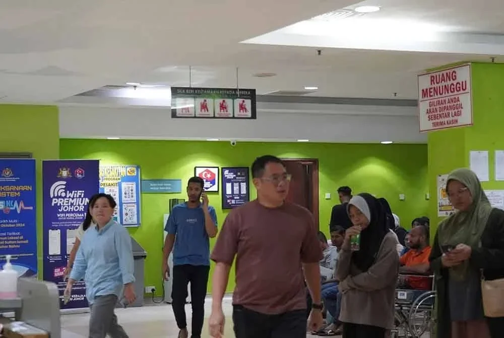 Tian Soon (depan) ketika melakukan lawatan mengejut ke Jabatan Kecemasan Hospital Sultan Ismail pada malam Selasa. - Foto Facebook Ling Tian Soon